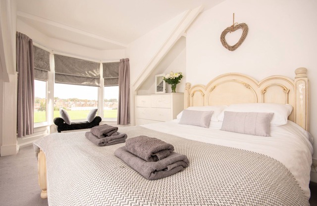 Dwellcome Home: Maison de ville luxueuse en bord de mer avec 4 lits - 2 rois, 1 lit double, 1 lits superposés.