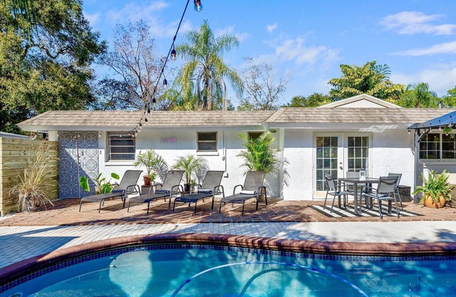 *DWTN*Heated Pool* Tropical Paradise!!