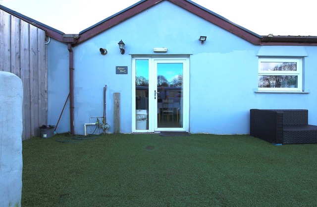 DYLAN'S COURT, les animaux de compagnie, avec bain à remous à Laugharne, Ref 4135