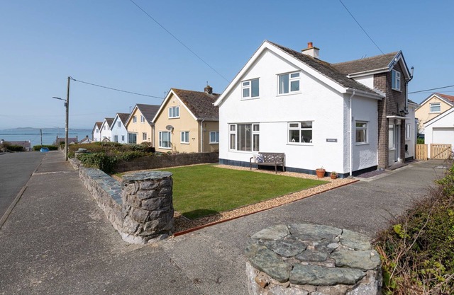 Dysynni - a modern, spacious family holiday home in Rhosneigr