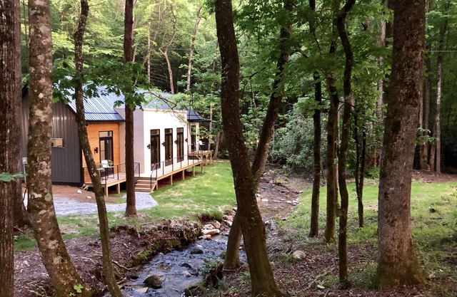 E Ranch est une grange scandinave moderne construite en 2019 et située au bord d'une crique.
