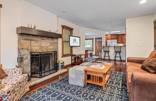 E. Vail 2BD/2BA steps to Busline