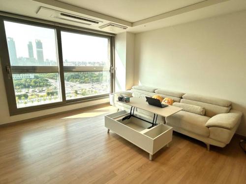 E11 Newly Built High Floor 11F 2 BR 2min to Hyundai Outlet Triple St 2Free Parking