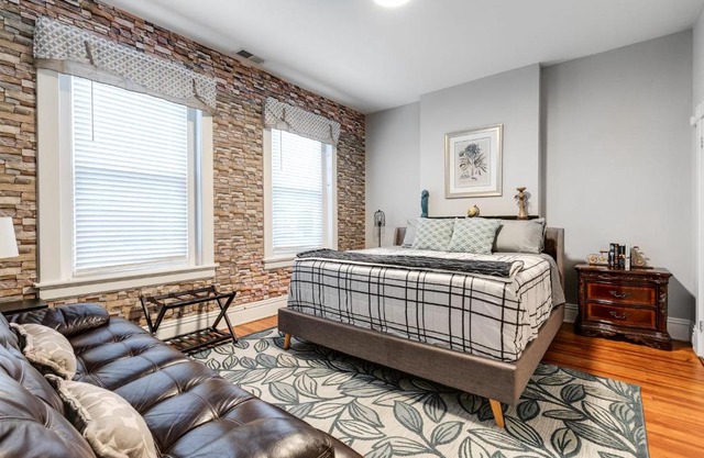 E2 Centrally located in Carytown fully fenced