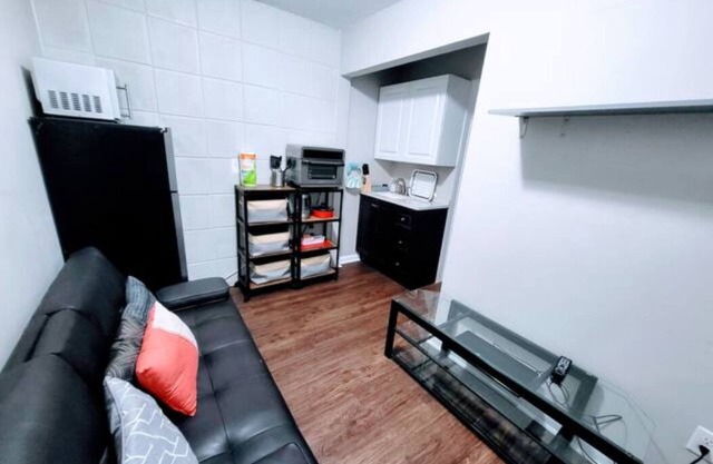E9th entire 1 bedroom place with kitchenette