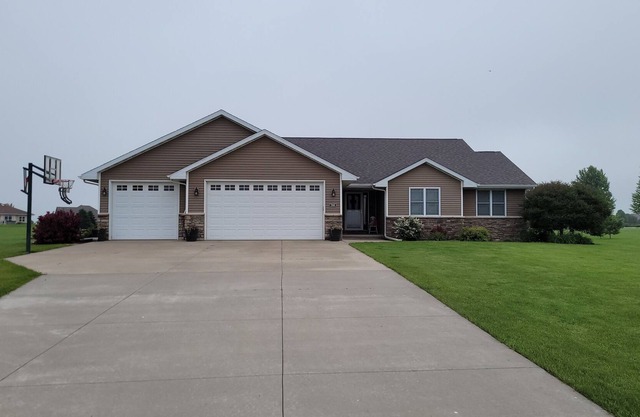 EAA Adventure Retreat- Located in quiet subdivision and close to EAA Grounds!