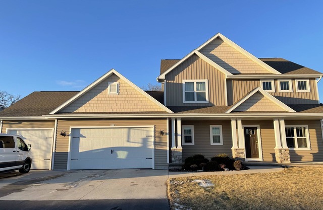 EAA rental, 5 bedroom 2.5 bath. Sleeps 10+. 11 minute drive to EAA.