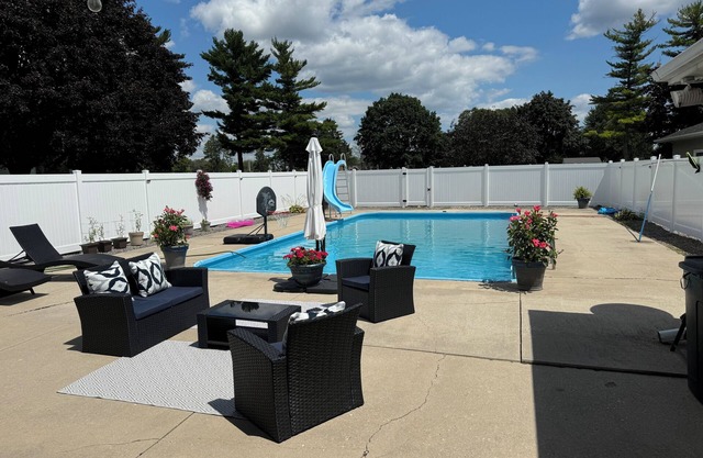 Semaine EAA: maison de 3 chambres avec piscine creusée / bain à remous à 15 minutes du sol
