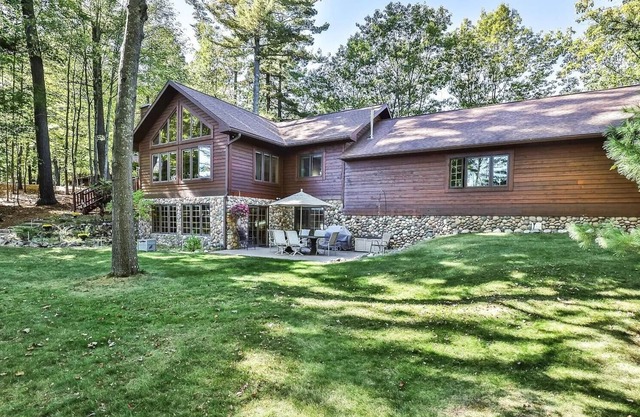Eagle Bay Getaway. On Minocqua Chain of Lakes 4bed 3bath with optional pontoon.
