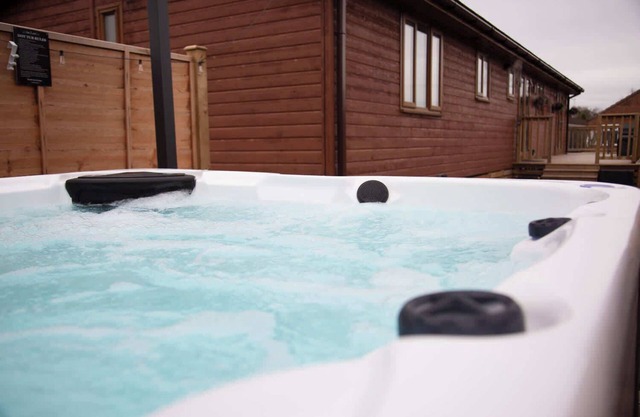 Stunning 3 Bedroom Lodge with Hot Tub in York