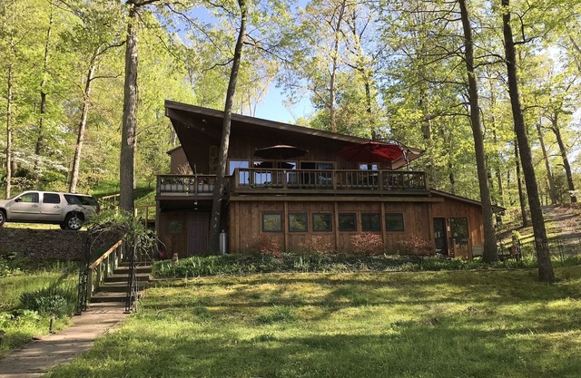 Eagle Point Hideout est une maison de 3 chambres de 2300 pieds carrés en cèdre avec une vue pittoresque.