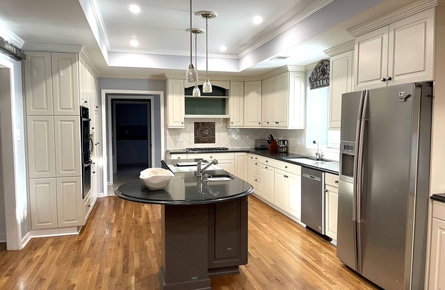 Eagle Ranch Estate, suburb of Atlanta w/ lake, gym, hot tub, zip lining, etc.