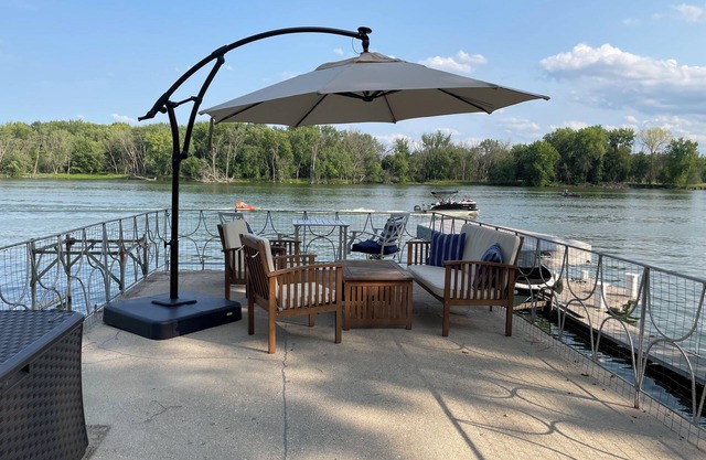 Eagle's Landing on the Rock River, Pontoon available for additional fee