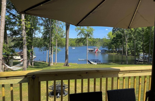 Eagle's Nest Cottage Fully Renovated 200' Waterfront, In Cove, Dock & More!!