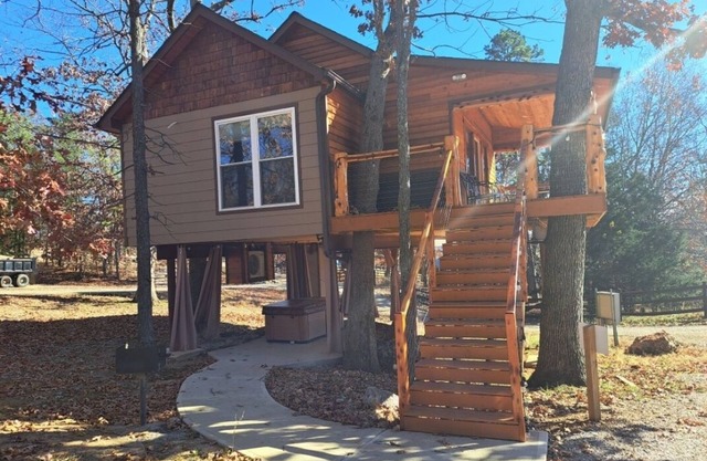 "Eagle's Nest" Tree House #5 w/ 2-person hot tub