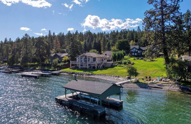 Spacious Lake house on Flathead - 100' of Private Beachfront!