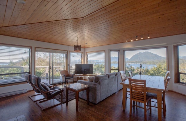 Ocean Views I Hot Tub I Wood FP I Pets I EV Charger