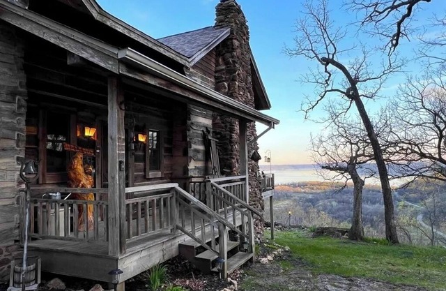 Eagle View Lodge - 1850's Driftless Log Cabin w/ Hot Tub