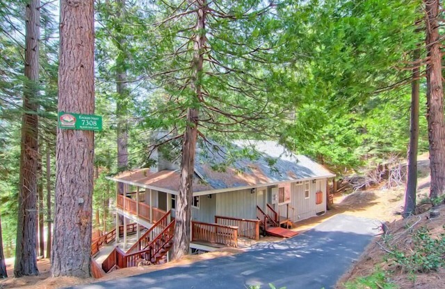 Eagles Nest est niché parmi les pins de Yosemite, cette maison en duplex comprend deux chambres, une salle de bain ...