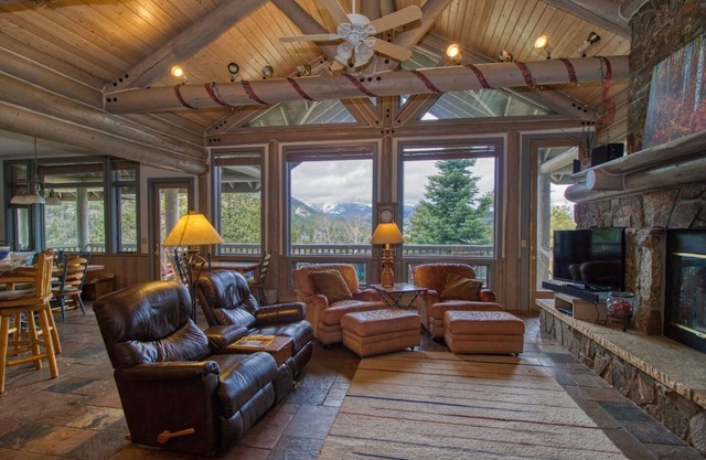 RETRAITE DE MONTAGNE MAGNIFIQUE: 6 chambres spacieuses / 6 salles de bain avec une vue incroyable et la faune