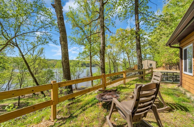 Eagles Rest on Kentucky Lake- peaceful spot for vacation overlooking the lake
