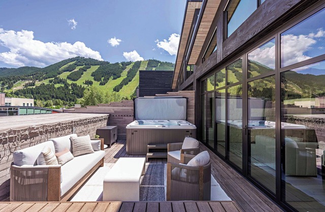 Eagle’s Rest - Top Floor 3 BR Luxury Residence