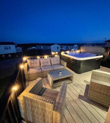 Eagles View - 2 bed hot tub lodge with free golf, NO BUGGY