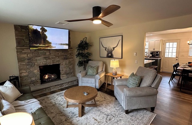Eagles View Retreat-Huge Game Room,4 Bdrms, HVAC,Sleeps 10 comfortable-12 guests