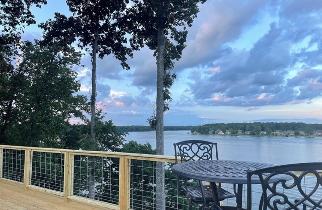 EagleTree - Couples Retreat on Wheeler Lake - Waterfront,private dock,hot-tub.