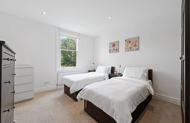 Ealing Broadway - Lovely 2 Bed flat with offstreet parking