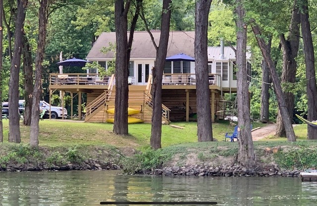 Earls Landing -Riverfront Cottage