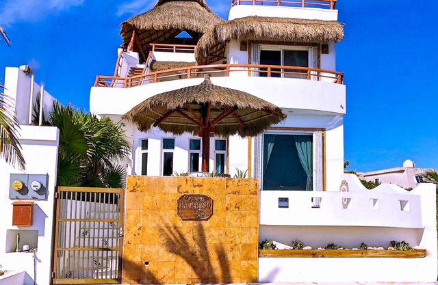Maison au bord de l'océan des Caraïbes, piscine privée, zone de divertissement éclairée sur le toit