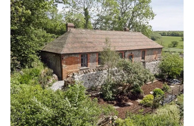 Easel Cottage near Wells: comfortable quirky cosy