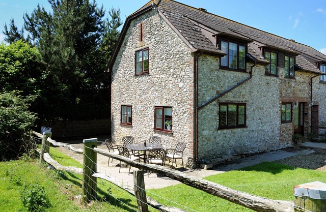 EAST BARN, pet friendly, with a garden in Charmouth