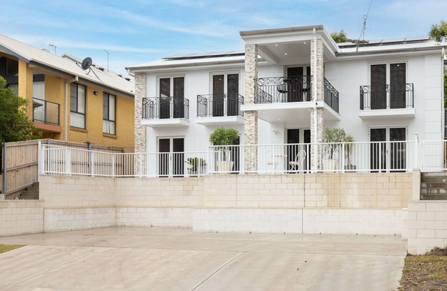 East Belmont, 38 Tomaree Rd - spa, linen, Wi-Fi, Air Con , Games Room