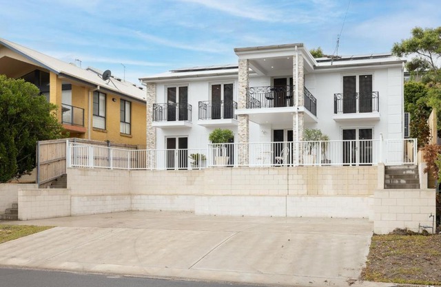 East Belmont, 38 Tomaree Rd - spa, linen, Wi-Fi, Air Con , Games Room