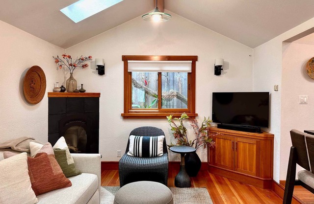 East Cliff Beach Cottage.one short block from the an expansive sandy beach