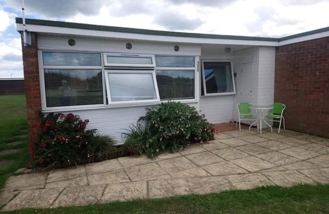 East Coast Chalets 300 Dog friendly Field views @ California Sands