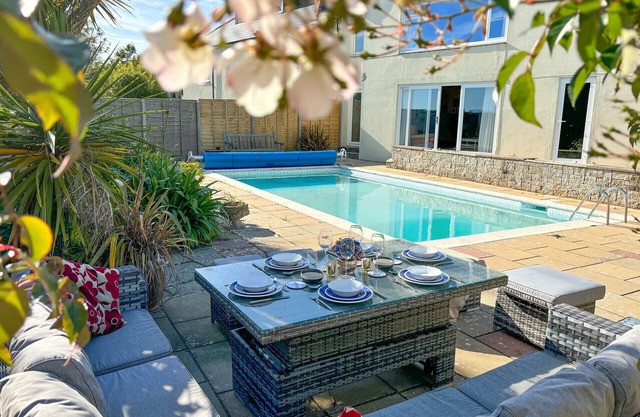 East Creek - Beachside Holiday Home With Pool - Ringstead