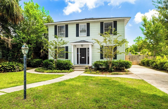 East Hill Manor w/ 2 Kitchens Near Beach & Downtown