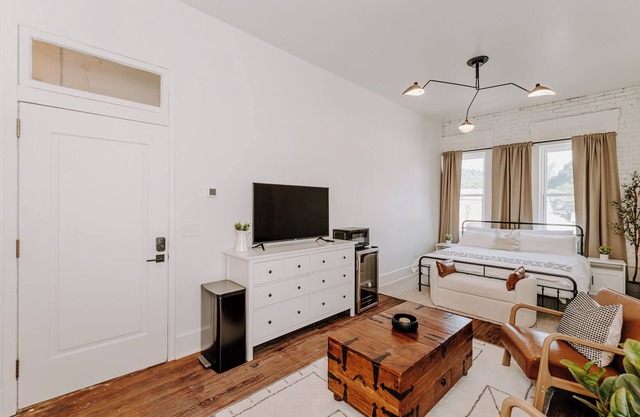 East Main Lofts - Farmhouse 204