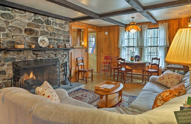 East Otis Reservoir Cabin w / Porch - Marchez jusqu'au lac!