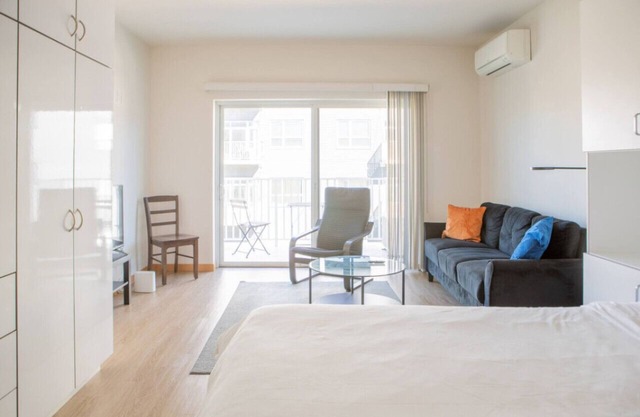 Flexhome East Side Studio R7 - Brady+Fiserv+Balcony