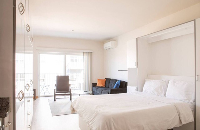 Flexhome East Side Studio R9 - Brady+Fiserv+Balcony