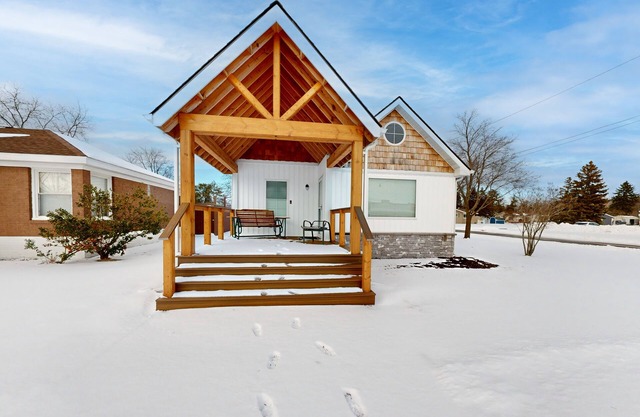 East Tawas waterview home...walk to downtown and the beach!