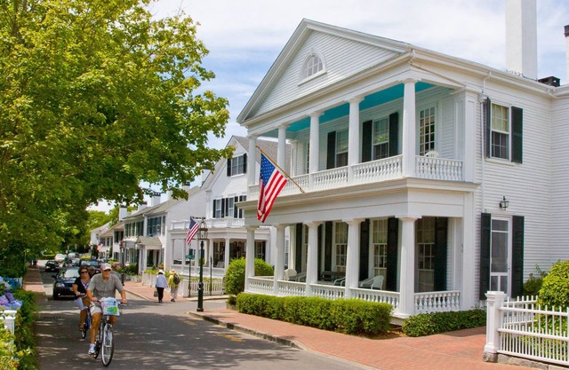 Aile avant de la maison du capitaine de luxe dans le grand village d'Edgartown