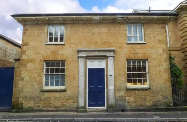 Aile Est, CREWKERNE
