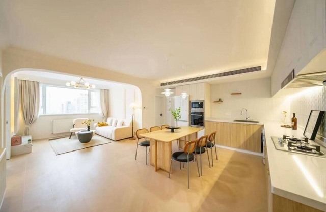 Warm Four Bedroom Apartment with Huangpu River View
