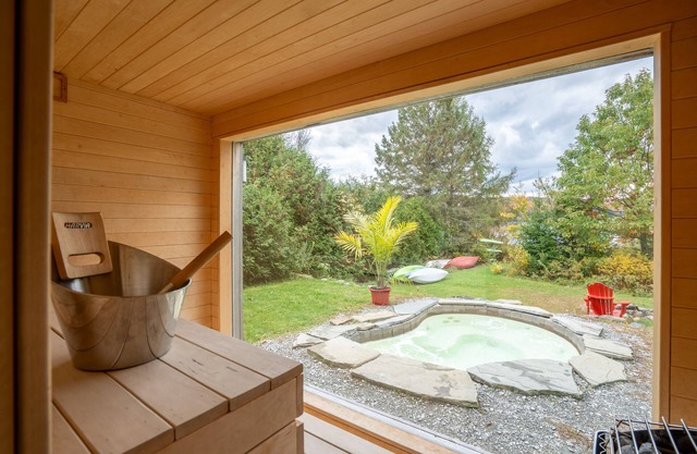 Bord de l’eau Estrie avec spa creusé au sel, sauna, table de billard et wifi