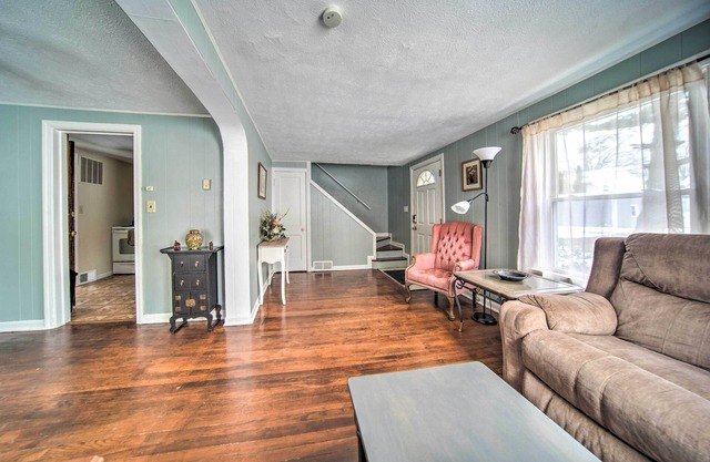 Eastlake Home w/ Patio < 1 Mi to Lake Erie!